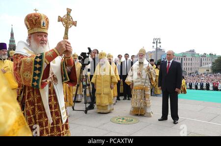 Le président russe Vladimir Poutine, droit, montres Patriarche de Moscou et de toute la Russie Kirill, gauche, et Patriarche d'Alexandrie et de toute l'Afrique Théodore II laisse une procession au cours de la 1030e anniversaire du baptême de la Rus', 28 juillet 2018 à Moscou, Russie. Banque D'Images