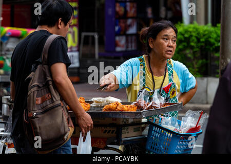 Bangkok, Thaïlande - 30 Avril 2018 : vente de viande sur la rue avec son vélo Banque D'Images