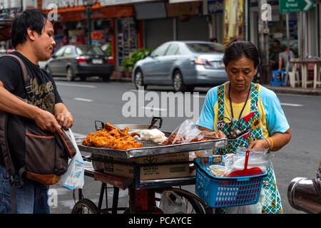 Bangkok, Thaïlande - 30 Avril 2018 : vente de viande sur la rue avec son vélo Banque D'Images