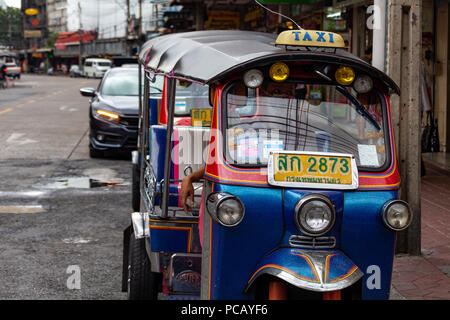 Bangkok, Thaïlande - 30 Avril 2018 : moto taxi garé dans les rues du centre de Bangkok Banque D'Images