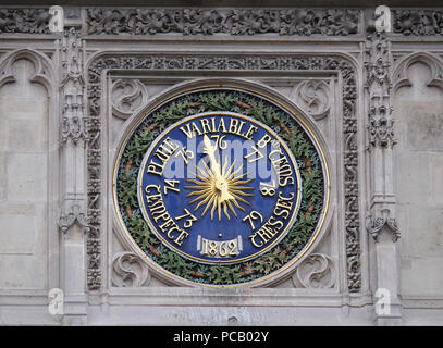 Réveil sur le Saint Germain l'Auxerrois, église dans Paris, France Banque D'Images