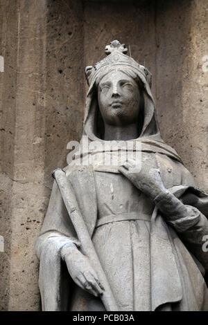 Saint Bathilde statue sur le portail de la Saint Germain l'Auxerrois, église dans Paris, France Banque D'Images