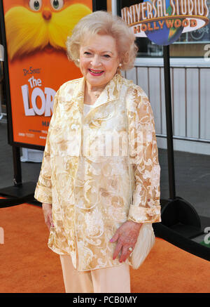 Betty White à la Dr Seuss Le Lorax Premiere à l'Universal Amphitheatre de Los Angeles.Une  42 Betty White ------------- Red Carpet Event, Vertical, USA, Cinéma, Célébrités, photographie, Bestof, Arts, Culture et divertissement, Célébrités Topix fashion / Vertical, Best of, événement dans la vie d'Hollywood, Californie - Tapis rouge et en backstage, USA, Cinéma, Célébrités, cinéma, télévision, Célébrités célébrités musique, photographie, Arts et culture, Bestof, divertissement, Topix trois quarts, vertical, une personne, à partir de l'an 2012, enquête tsuni@Gamma-USA.com Banque D'Images