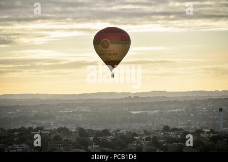 Un ballon vole au-dessus de Bristol, en avance sur le Bristol International Balloon Fiesta 2018, qui se déroulera du 9 août au 12 septembre. Banque D'Images