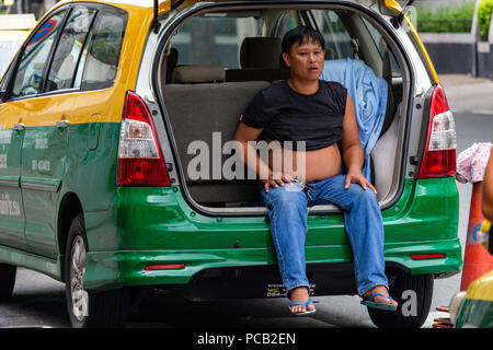 Bangkok, Thaïlande - 30 Avril 2018 : le chauffeur de taxi local assis à l'arrière de son véhicule Banque D'Images