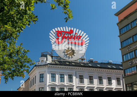 Oslo, Norvège, le 21 juillet 2018 : Grande horloge publicitaire chocolat Freia en haut à Egertorget square. Banque D'Images