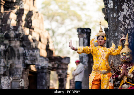 Une danse traditionnelle est réalisée en costume culturel pour les touristes au temple Bayon dans le parc d'Angkor Wat, Siem Reap, Cambodge, Asie du sud-est Banque D'Images