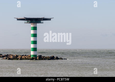 Le livre vert et blanc à rayures avec heliplatform Maasmond phare à l'entrée du port de Rotterdam aux Pays-Bas. Le phare est situa Banque D'Images