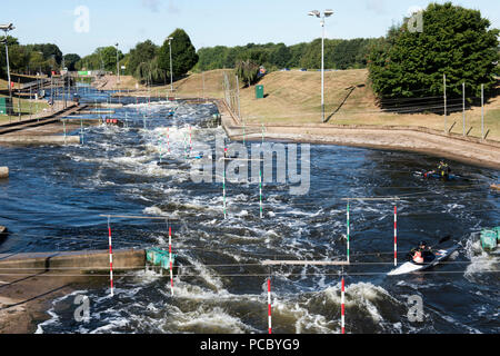 Le cours de l'eau blanche à Holme Pierrepont Country Park, domicile de l'eau National Sports Centre à Nottingham, Nottinghamshire England UK Banque D'Images