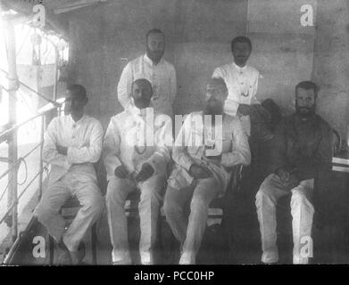 65 Groepsportret van Leden van de expeditie van Wichmann aan boord v... - Collectie stichting Nationaal Museum van Wereldculturen - TM-60012037 Banque D'Images