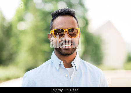 Heureux jeune indien l'Homme à lunettes à l'extérieur Banque D'Images