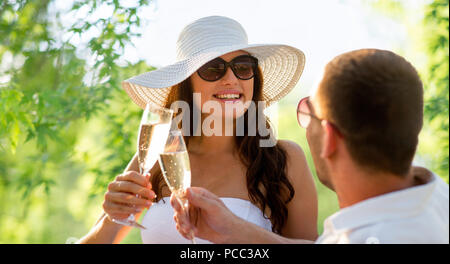 Smiling couple drinking champagne on picnic Banque D'Images