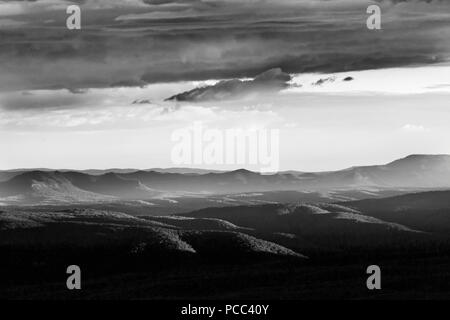 Moody nuageux coucher de soleil sur des plages lointaines et sommets des montagnes dans le parc national de Blue Mountains Australie vu de Echo Point Lookout à Katoomba town. Banque D'Images