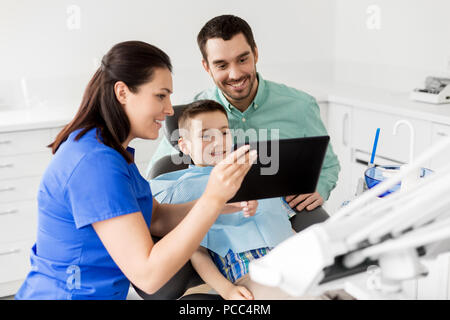 Dentist showing tablet pc pour enfant à la clinique dentaire Banque D'Images