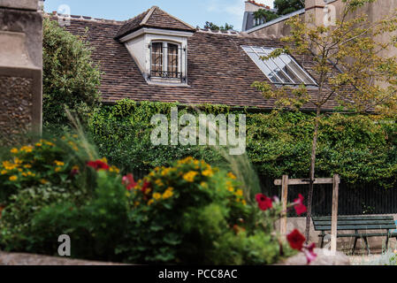 Vieux Paris maison Mansarde avec Ivy sur Montmartre Banque D'Images