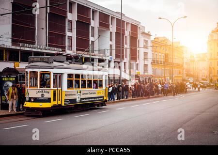 Lisbonne, Portugal - 31 décembre 2017 : avec vue sur la rue historique touristique célèbre vieux tramway jaune. Célèbre attraction touristique vintage. Scène de rue Banque D'Images