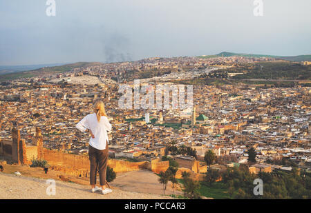 Vue à partir de la médina de Fès tombes Marinid, Fès, Maroc Banque D'Images