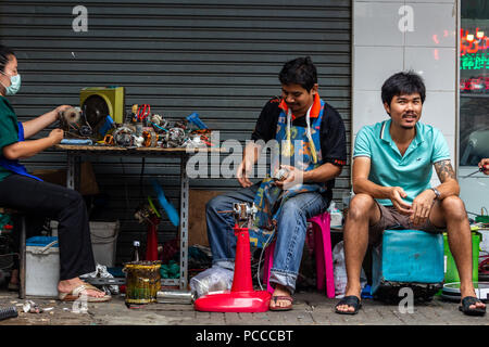 Bangkok, Thaïlande - 30 Avril 2018 : les populations locales faisant travaux manuels dans une rue de Bangkok Banque D'Images