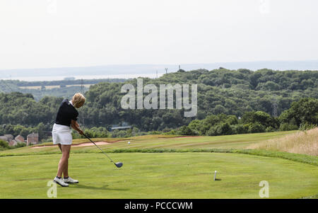 Ronan Keating joue dans la tasse de célébrité, suivi par sa femme et son fils Connor, tempête au Celtic Manor Resort à Newport comprend : Jenni Falconer Où : Newport, Royaume-Uni Quand : 01 Juil 2018 Crédit : John Rainford/WENN Banque D'Images