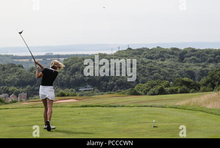 Ronan Keating joue dans la tasse de célébrité, suivi par sa femme et son fils Connor, tempête au Celtic Manor Resort à Newport comprend : Jenni Falconer Où : Newport, Royaume-Uni Quand : 01 Juil 2018 Crédit : John Rainford/WENN Banque D'Images