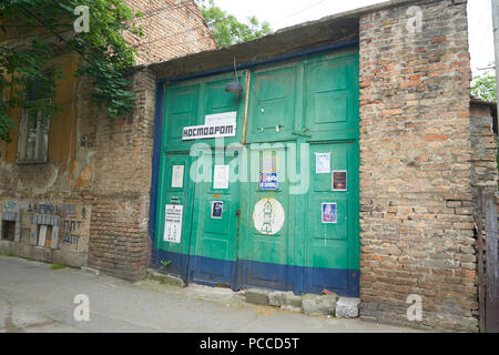 Belgrade, Serbie - mai 04, 2018 : Vert portes de la vieille maison en brique sur Solunska street. Banque D'Images