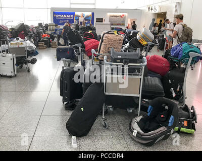 Certains de plus d'un millier de valises abandonnées à l'aéroport de Stansted à gauche dans l'Essex, le dimanche après-midi en attente d'être recueillis par les passagers qui ont perdu leurs bagages dans le chaos de voyage à la fin de semaine. Plus d'un millier de valises sont abandonnés dans la zone de récupération des bagages à l'aéroport de Stansted aujourd'hui (Sun) après un week-end de course de chaos. Des centaines de sacs et valises non réclamés ont été laissés dans la zone des bagages après Ryanair vols annulés après les orages de vendredi. La compagnie aérienne vols annulés le vendredi, samedi et aujourd'hui, laissant des centaines de vacanciers fumants. Vols Banque D'Images