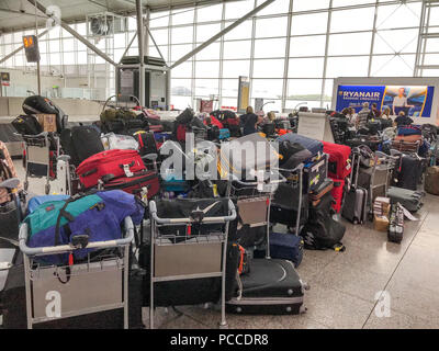 Certains de plus d'un millier de valises abandonnées à l'aéroport de Stansted à gauche dans l'Essex, le dimanche après-midi en attente d'être recueillis par les passagers qui ont perdu leurs bagages dans le chaos de voyage à la fin de semaine. Plus d'un millier de valises sont abandonnés dans la zone de récupération des bagages à l'aéroport de Stansted aujourd'hui (Sun) après un week-end de course de chaos. Des centaines de sacs et valises non réclamés ont été laissés dans la zone des bagages après Ryanair vols annulés après les orages de vendredi. La compagnie aérienne vols annulés le vendredi, samedi et aujourd'hui, laissant des centaines de vacanciers fumants. Vols Banque D'Images