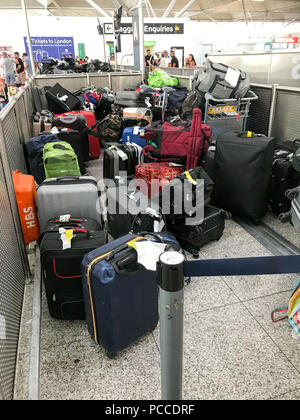 Certains de plus d'un millier de valises abandonnées à l'aéroport de Stansted à gauche dans l'Essex, le dimanche après-midi en attente d'être recueillis par les passagers qui ont perdu leurs bagages dans le chaos de voyage à la fin de semaine. Plus d'un millier de valises sont abandonnés dans la zone de récupération des bagages à l'aéroport de Stansted aujourd'hui (Sun) après un week-end de course de chaos. Des centaines de sacs et valises non réclamés ont été laissés dans la zone des bagages après Ryanair vols annulés après les orages de vendredi. La compagnie aérienne vols annulés le vendredi, samedi et aujourd'hui, laissant des centaines de vacanciers fumants. Vols Banque D'Images