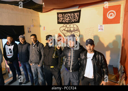 12 février 2013 - Tunis, Tunisie : Les membres de la Ligue pour la protection de la révolution (LPR) dans le quartier Kram de Tunis. Le LPR sont la nébuleuse des groupes de miliciens qui sont pensés pour être le bras armé du parti islamiste Ennahda. Le soi-disant "gardiens" volutionnary ont été blâmés pour une vague d'attaques contre les politiciens séculiers qui a culminé avec l'assassinat de la figure de l'opposition Chokri Belaid. Jeunes hommes membres du comité local de la Ligue de Protection de la révolution dans le quartier du Kram a Tunis. *** FRANCE / PAS DE VENTES DE MÉDIAS FRANÇAIS *** Banque D'Images