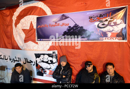 12 février 2013 - Tunis, Tunisie : Les membres de la Ligue pour la protection de la révolution (LPR) dans le quartier Kram de Tunis. Le LPR sont la nébuleuse des groupes de miliciens qui sont pensés pour être le bras armé du parti islamiste Ennahda. Le soi-disant "gardiens" volutionnary ont été blâmés pour une vague d'attaques contre les politiciens séculiers qui a culminé avec l'assassinat de la figure de l'opposition Chokri Belaid. Jeunes hommes membres du comité local de la Ligue de Protection de la révolution dans le quartier du Kram a Tunis. *** FRANCE / PAS DE VENTES DE MÉDIAS FRANÇAIS *** Banque D'Images