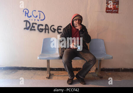 12 février 2013 - Tunis, Tunisie : Les membres de la Ligue pour la protection de la révolution (LPR) dans le quartier Kram de Tunis. Le LPR sont la nébuleuse des groupes de miliciens qui sont pensés pour être le bras armé du parti islamiste Ennahda. Le soi-disant "gardiens" volutionnary ont été blâmés pour une vague d'attaques contre les politiciens séculiers qui a culminé avec l'assassinat de la figure de l'opposition Chokri Belaid. Jeunes hommes membres du comité local de la Ligue de Protection de la révolution dans le quartier du Kram a Tunis. *** FRANCE / PAS DE VENTES DE MÉDIAS FRANÇAIS *** Banque D'Images