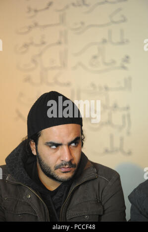 12 février 2013 - Tunis, Tunisie : Les membres de la Ligue pour la protection de la révolution (LPR) dans le quartier Kram de Tunis. Le LPR sont la nébuleuse des groupes de miliciens qui sont pensés pour être le bras armé du parti islamiste Ennahda. Le soi-disant "gardiens" volutionnary ont été blâmés pour une vague d'attaques contre les politiciens séculiers qui a culminé avec l'assassinat de la figure de l'opposition Chokri Belaid. Jeunes hommes membres du comité local de la Ligue de Protection de la révolution dans le quartier du Kram a Tunis. *** FRANCE / PAS DE VENTES DE MÉDIAS FRANÇAIS *** Banque D'Images