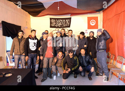 12 février 2013 - Tunis, Tunisie : Les membres de la Ligue pour la protection de la révolution (LPR) dans le quartier Kram de Tunis. Le LPR sont la nébuleuse des groupes de miliciens qui sont pensés pour être le bras armé du parti islamiste Ennahda. Le soi-disant "gardiens" volutionnary ont été blâmés pour une vague d'attaques contre les politiciens séculiers qui a culminé avec l'assassinat de la figure de l'opposition Chokri Belaid. Jeunes hommes membres du comité local de la Ligue de Protection de la révolution dans le quartier du Kram a Tunis. *** FRANCE / PAS DE VENTES DE MÉDIAS FRANÇAIS *** Banque D'Images