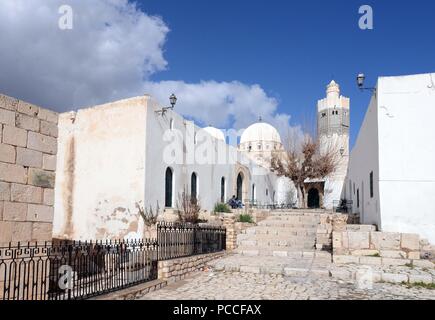 14 février 2013 - El Kef, Tunisie : Photo du sanctuaire Soufi Sidi Bou Makhlouf à El Kef. Des dizaines de sanctuaires soufis similaires ont été ciblés et incendié par les islamistes radicaux à travers le pays. Le mausolee soufi Sidi Bou Makhlouf dans la ville tunisienne de Kef. Plusieurs soufis mausolees ont ete attaques par des islamistes dans les mois qui ont suivi la révolution. *** FRANCE / PAS DE VENTES DE MÉDIAS FRANÇAIS *** Banque D'Images