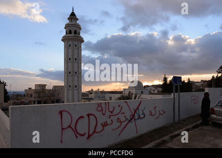 14 février 2013 - El Kef, Tunisie : révolutionnaire islamiste et de graffiti sur le mur d'une mosquée réputée pour sa communauté islamiste salafiste. Graffitis revolutionnaires et islamistes prés de la mosquée Sidi Ali Ben Salah, un lieu de rassemblement pour la communauté salafiste d'El Kef. *** FRANCE / PAS DE VENTES DE MÉDIAS FRANÇAIS *** Banque D'Images