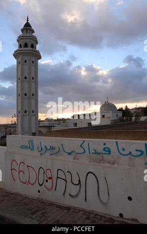 14 février 2013 - El Kef, Tunisie : révolutionnaire islamiste et de graffiti sur le mur d'une mosquée réputée pour sa communauté islamiste salafiste. Graffitis revolutionnaires et islamistes prés de la mosquée Sidi Ali Ben Salah, un lieu de rassemblement pour la communauté salafiste d'El Kef. *** FRANCE / PAS DE VENTES DE MÉDIAS FRANÇAIS *** Banque D'Images