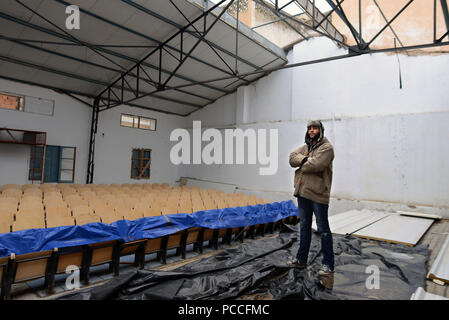 14 février 2013 - El Kef, Tunisie : Portrait de militant culturel Ahmed Hammami posant dans le théâtre dévasté que la loi locale (Art Cinéma Théâtre) association prévoit de rénover. Ahmed Hammami et des membres de l'association ACT (Art Cinéma Théâtre) posent dans le théâtre a l'abandonner qu'ils veulent rénover. *** FRANCE / PAS DE VENTES DE MÉDIAS FRANÇAIS *** Banque D'Images