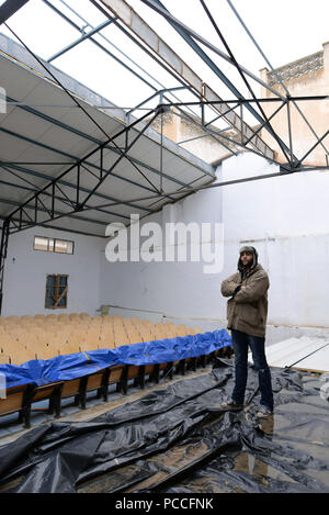 14 février 2013 - El Kef, Tunisie : Portrait de militant culturel Ahmed Hammami posant dans le théâtre dévasté que la loi locale (Art Cinéma Théâtre) association prévoit de rénover. Ahmed Hammami et des membres de l'association ACT (Art Cinéma Théâtre) posent dans le théâtre a l'abandonner qu'ils veulent rénover. *** FRANCE / PAS DE VENTES DE MÉDIAS FRANÇAIS *** Banque D'Images