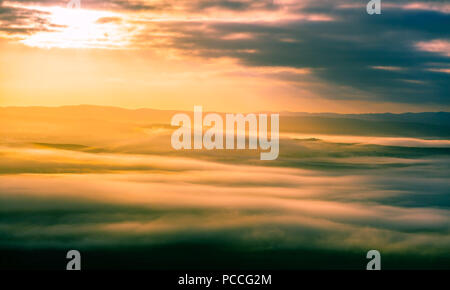 Lever du soleil sur les nuages duveteux rougeoyante faible dans les montagnes du sud de l'Australie Banque D'Images