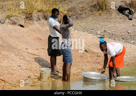 TECHIMAN, GHANA - Jan 15, 2017 : les femmes ghanéennes non identifiés sur la lave-jour, ce qui est tous les dimanches Banque D'Images