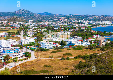 La plage de Faliraki vue panoramique aérienne dans l'île de Rhodes en Grèce Banque D'Images