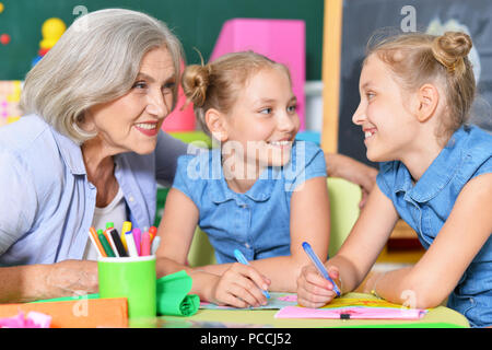 Grand-mère avec deux lits jumeaux adorables petites-filles Banque D'Images