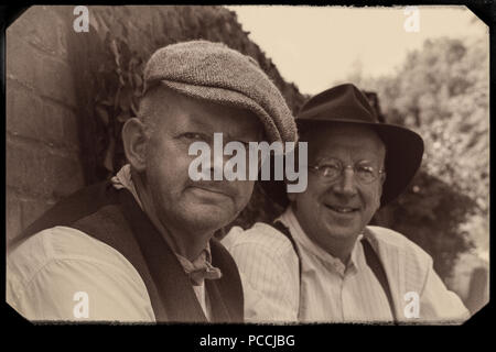 Photographie monochrome de style ancien de ré-acteurs masculins, Black Country Living Museum UK, événement de guerre des années 1940. hommes des années 1940, travailleurs d'époque, portant des chapeaux. Banque D'Images