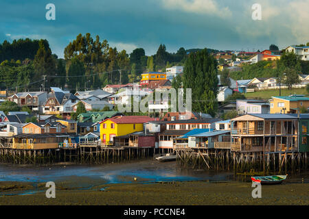 Des maisons sur pilotis traditionnelles savent comme palafitos dans la ville de Castro à l'île de Chiloé, dans le sud du Chili Banque D'Images