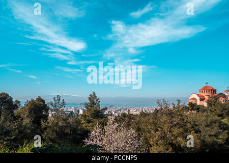 Vue de Thessalonique et l'église orthodoxe de Saint Paul l'Apôtre. La Grèce. Banque D'Images