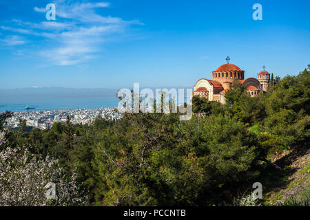 Vue de Thessalonique et l'église orthodoxe de Saint Paul l'Apôtre. La Grèce. Banque D'Images