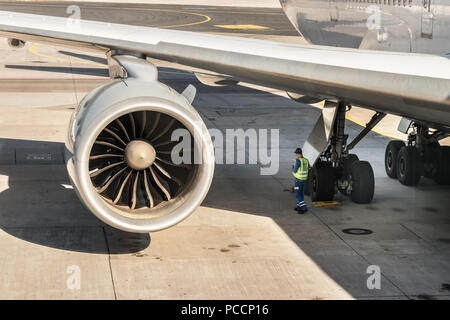 Francfort, Allemagne - Juillet 3th, 2018 : l'avant du moteur ventilateur avec les lames incurvées d'un Boeing 747 stationné à l'aéroport de Francfort. Banque D'Images