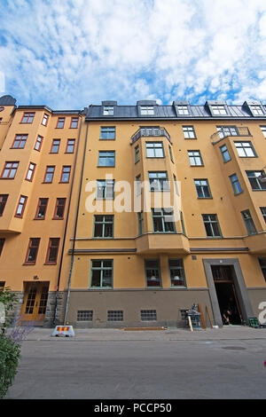 STOCKHOLM, Suède - 11 juillet 2018 : Vasastan siècle typique de vieux bâtiments en crépi jaune le 11 juillet 2018 à Stockholm, en Suède. Banque D'Images