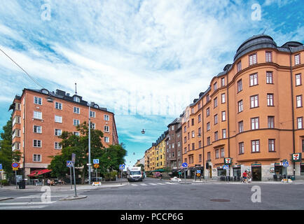 STOCKHOLM, Suède - 11 juillet 2018 : Vasastan siècle typique de vieux bâtiments en crépi jaune le 11 juillet 2018 à Stockholm, en Suède. Banque D'Images