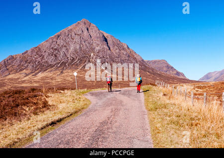 Les promeneurs sur West Highland Way près de Glencoe, Ecosse Banque D'Images